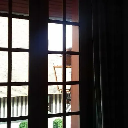 Aux Trois Damoiselles 3*